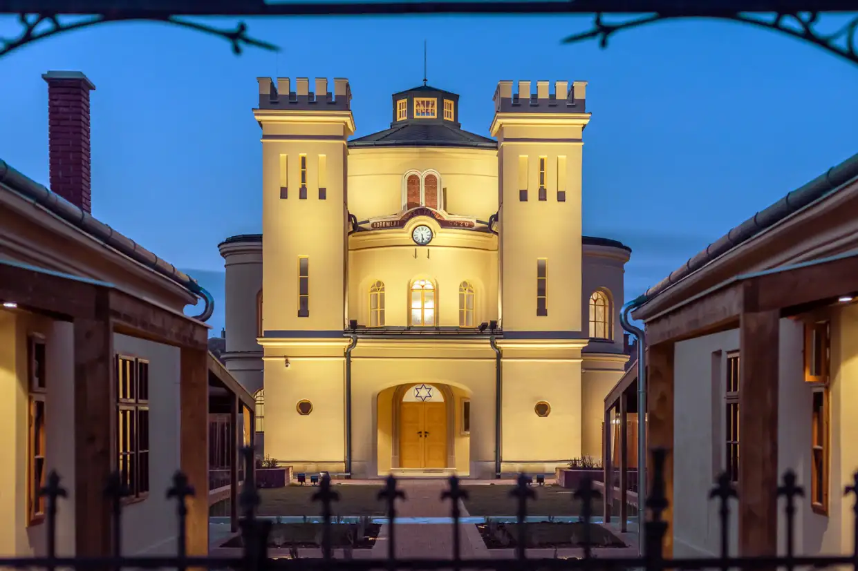 Kőszegi zsinagóga esti megvilágításban